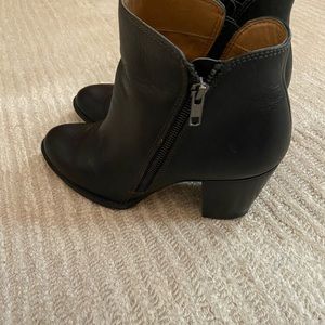 Short leather ankle boot